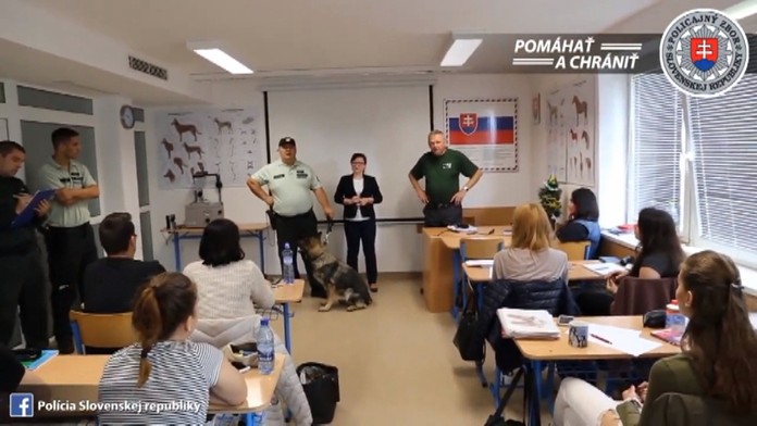 Policajná drogová razia na škole.