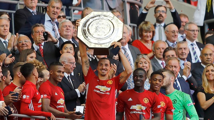 Zlatan Ibrahimovič zdvíha superpohár Community Shield po triumfe nad Leicesterom City.