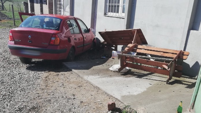 Hneď ako naštartoval, sa auto pohlo, vyskočilo na obrubník a pred nárazom do budovy ešte zdemolovalo lavičky. 