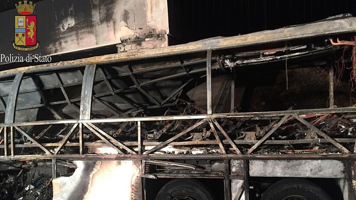 Havarovaný maďarský autobus so študentmi.