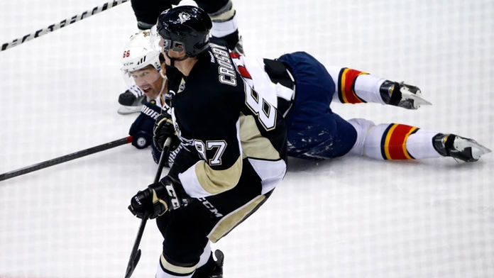 Jaromír Jágr (Florida Panthers) a Sidney Crosby (Pittsburgh Penguins) na archívnej snímke. 