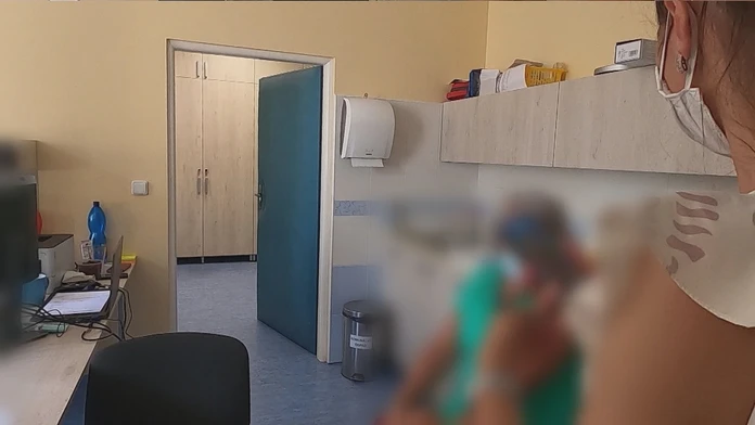 Našli sme lekára, ktorý od niektorých pacientov pýta peniaze za očkovanie proti covidu.