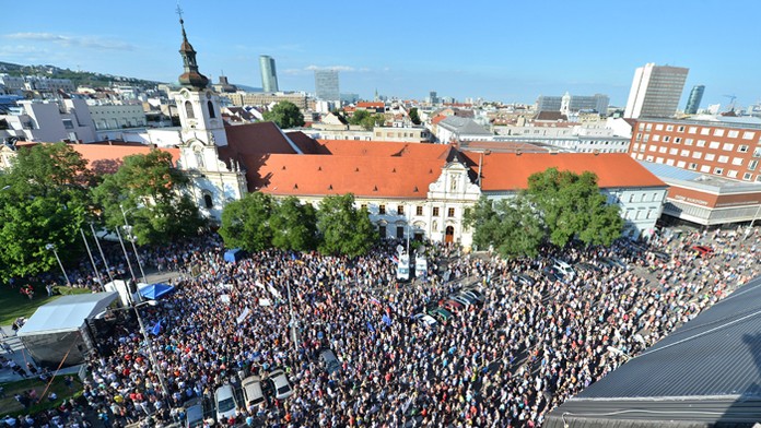 Pohľad na druhý Veľký protikorupčný pochod na Námestí SNP v Bratislave. 