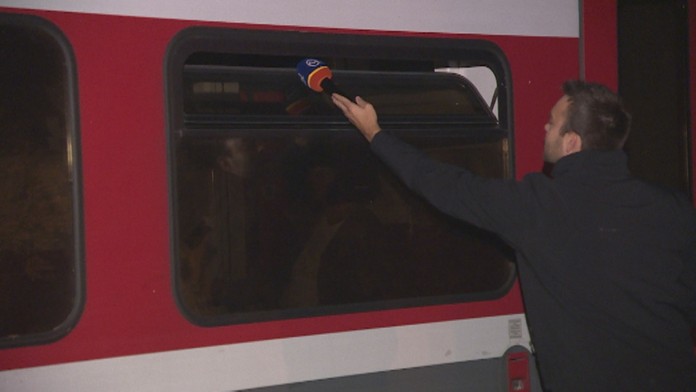 Ľudia zostali uväznení vo vlaku.