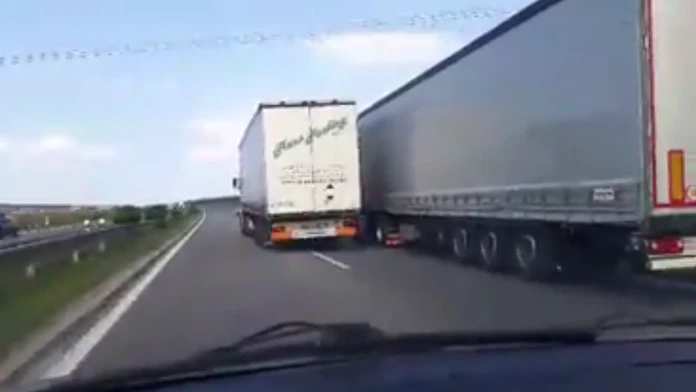Prebiehanie kamiónov pri Stupave.