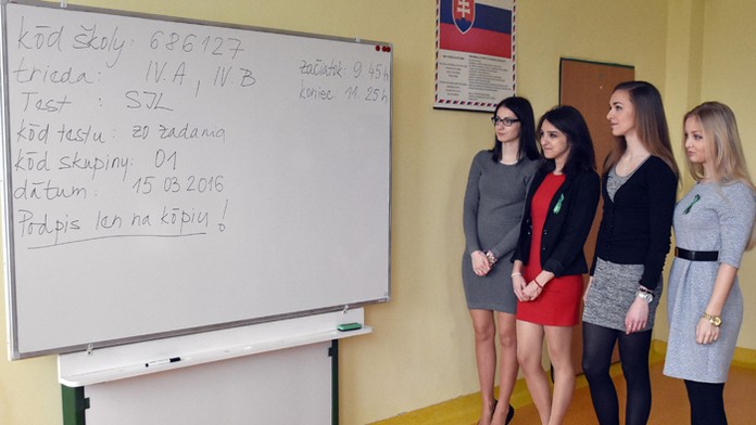 Študentky Obchodnej akadémie v Trebišove  pri tabuli počas písomnej maturitnej skúšky zo slovenského jazyka a literatúry.