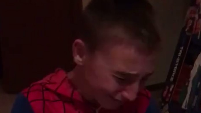 Chlapček si našiel pod stromčekom kus papiera. Dostal najkrajší darček, ktorý dojme aj vás