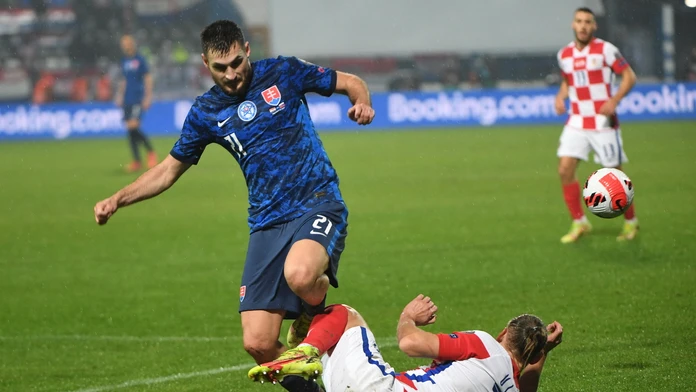 Matúš Bero a Chorvát Domagoj Vida bojujú o loptu počas kvalifikácie MS 2022.