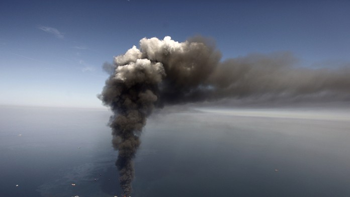 Obrovský kúdol dymu po explózii z vrtnej súpravy Deepwater Horizon v Mexickom zálive. (21. apríla 2010)