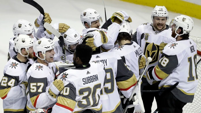 Hokejisti Vegas Golden Knights sa objímajú po postupe do konferenčného finále.