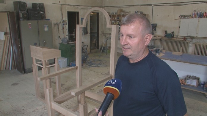 Stolár vyrába pre pápeža trón