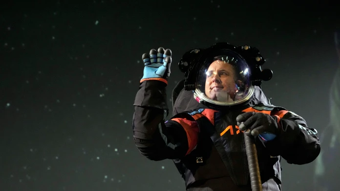 Pripravené na lunárnu misiu. NASA predstavila prototyp skafandrov pre návrat ľudí na Mesiac