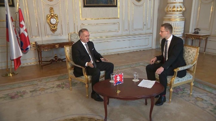 Michal Kovačič počas rozhovoru s prezidentom Andrejom Kiskom.