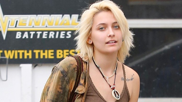 Jacksonova dcéra bez podprsenky. Pochválila sa pírsingom v bradavkách