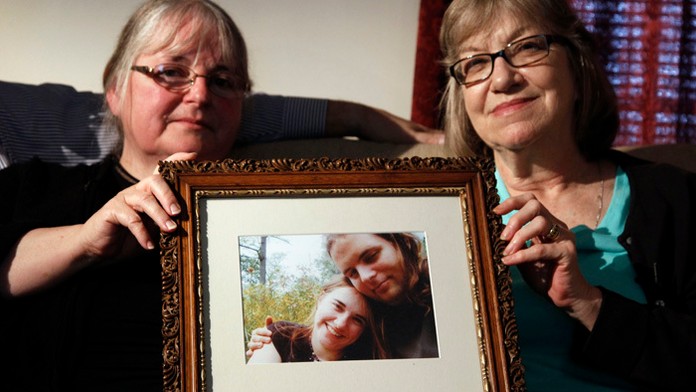 Matky držia fotografiu svojich unesených detí.