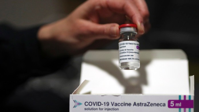 Ampulka s vakcínou od spoločnosti AstraZeneca proti ochoreniu COVID-19.