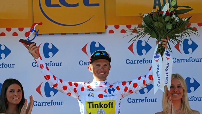 Rafal Majka pózuje na pódiu v bodkovanom drese pre najlepšieho vrchára po 15. etape 103. ročníka Tour de France.