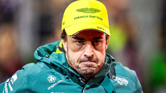 Fernando Alonso stále nekončí. S Aston Martinom predĺžil spoluprácu