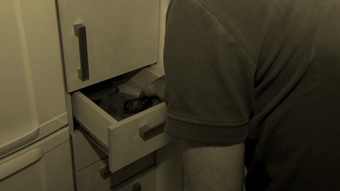 Mobily schoval na rôzne miesta v byte.