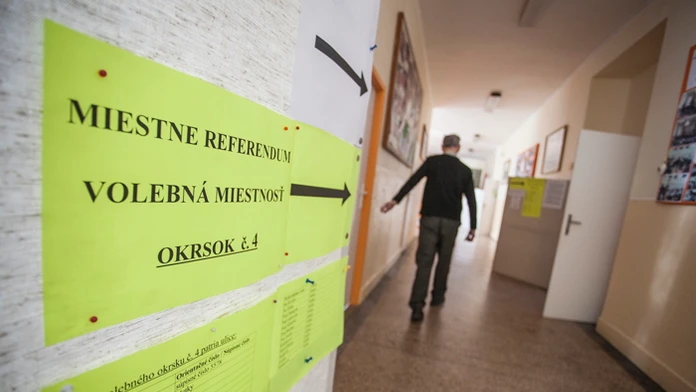 Referendum v Karlovej Vsi o rezidenčnom parkovaní a zakáze hazardu, ktoré sa je súbežne s parlamentnými voľbami.