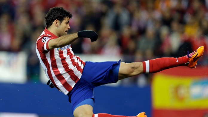 Hráč Atletico Madrid Diego Costa oslavuje úvodný gól do bránky AC Miláno vo futbalovom zápase odvety osemfinále Ligy majstrov.