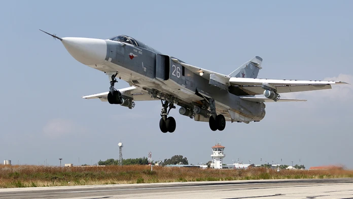 Ruský stíhací bombardér SU-24M štartuje v Sýrii. (ilustračné foto)