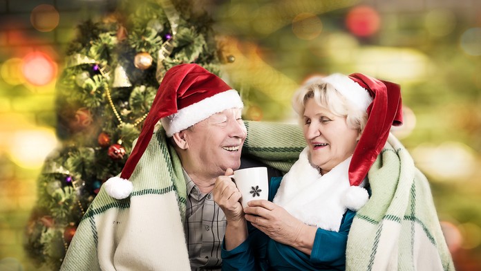 Starší ľudia na Vianoce - ilustračná snímka.