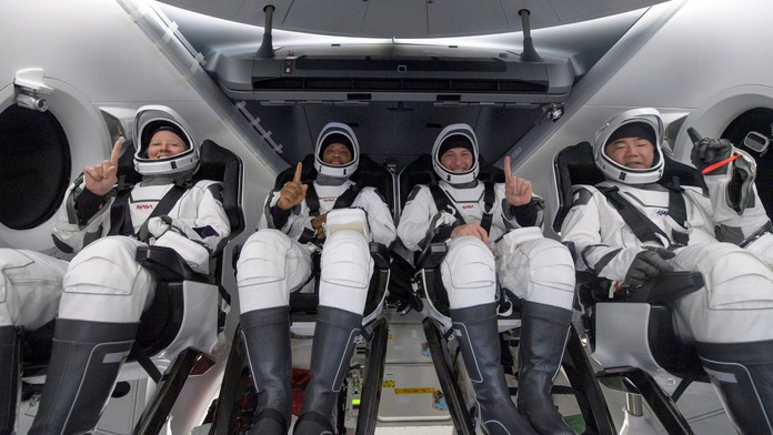 Astronauti Michael Hopkins, Victor Glover a Shannon Walker a Sóiči Noguči.