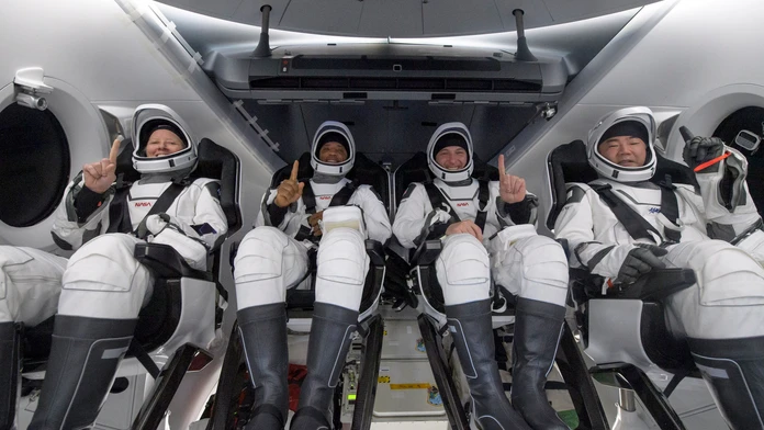 Astronauti Michael Hopkins, Victor Glover a Shannon Walker a Sóiči Noguči.