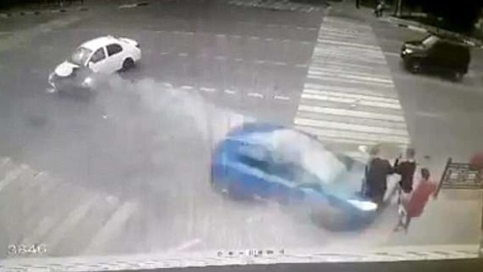 Auto zmietlo troch chodcov na chodníku