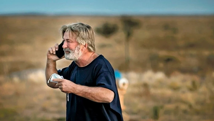 Alev Baldwin sa zrútil po tom, čo smrteľne postrelil kameramanku na nakrúcaní filmu