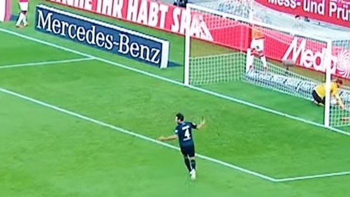 Hráči Brém oslavujú vlastný gól Stuttgartu.