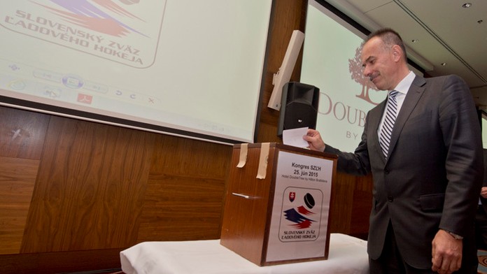 Igor Nemeček počas hlasovania o poste šéfa SZĽH.