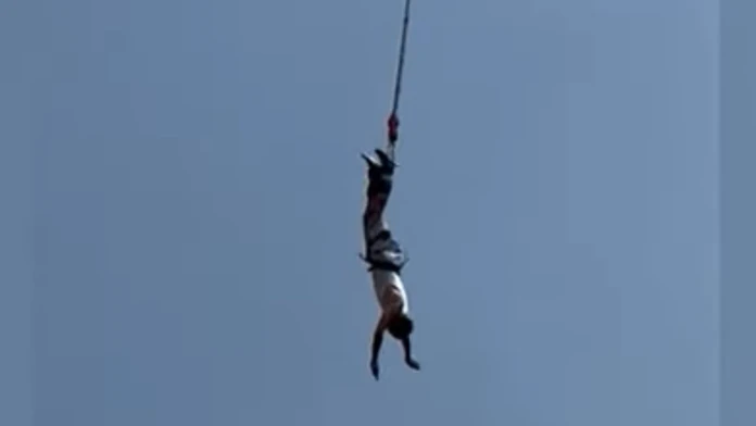 VIDEO: Mužovi sa pri bungee jumpingu roztrhlo lano. Stáli pri ňom všetci svätí
