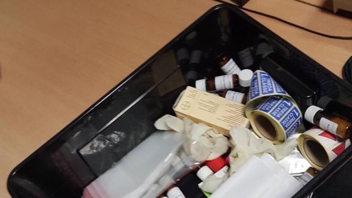 V sanitkách budú už len zdravotní záchranári. 