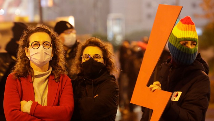 Muž v Senici prišiel na odberové miesto s oslíkom.