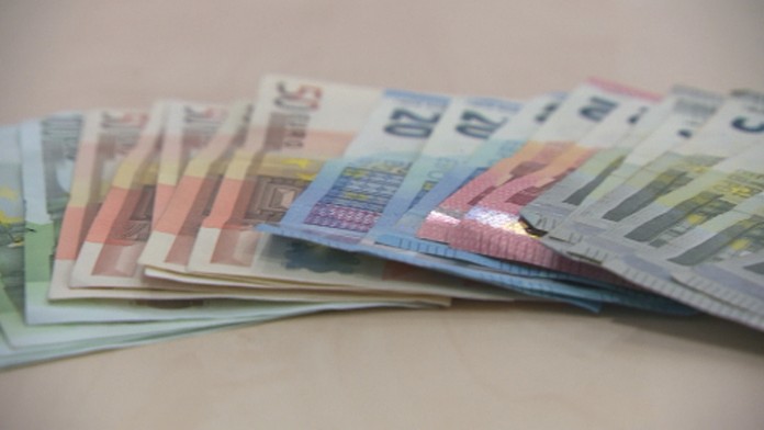 Prach zo Sahary na skle auta