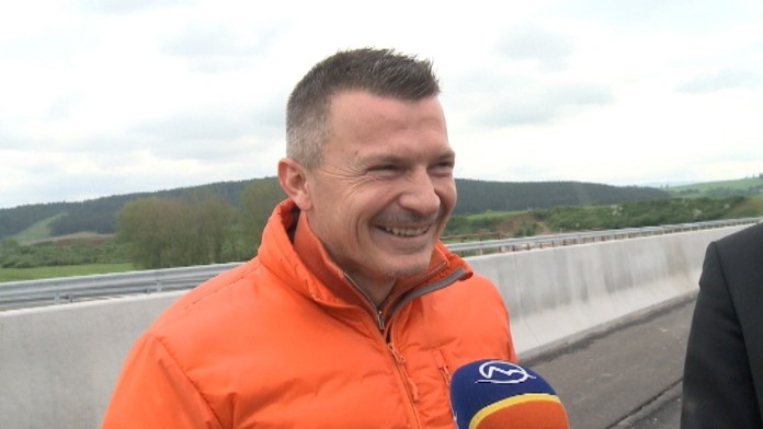 Počiatek v oranžovej vetrovke