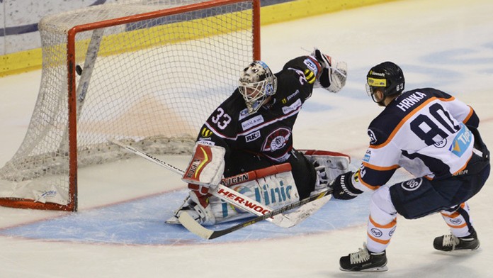 Tomáš Hrnka (HC Košice) premiňa na víťazný gól trestné strieľanie proti Banskej Bystrici.