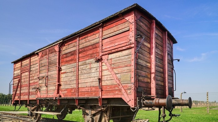 Do vagónov, pôvodne určených na prepravu dobytka, museli nastúpiť mladé ženy a dievčatá zo Šarišsko-zemplínskej župy.