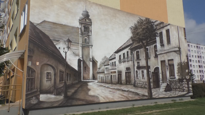 Sprejer spravil zo steny bytovky v Prievidzi umelecké dielo