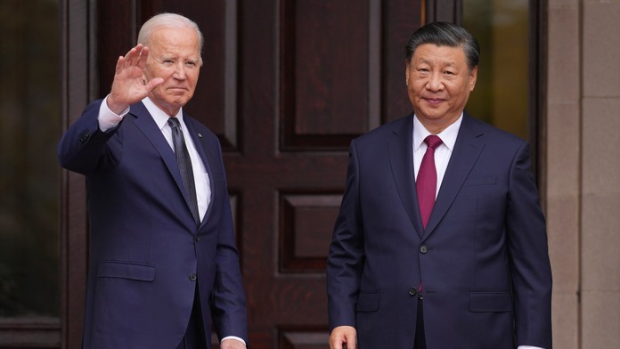 Na snímke zľava americký prezident Joe Biden a čínsky prezident Si Ťin-pching.