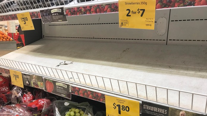 Prázdna polička s jahodami v supermarkete.