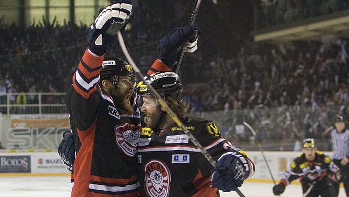 Michal Handzuš a Patrick White oslavujú strelenie gólu do košickej siete.