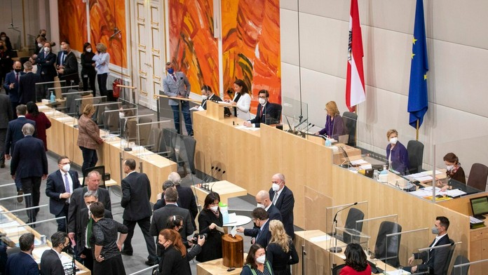 Poslanci hlasujú o návrhu zákona o povinnom očkovaní počas zasadnutia parlamentu vo Viedni.