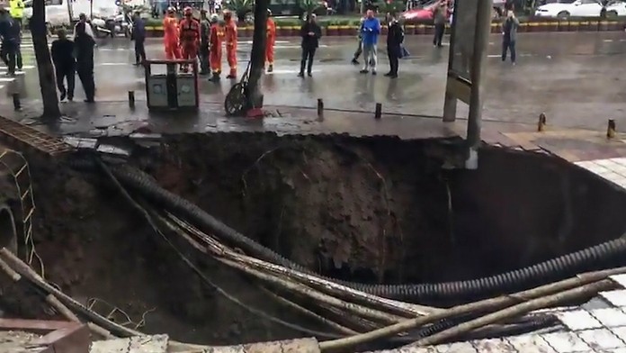 V Číne sa prepadla zem a pohltila štyroch ľudí