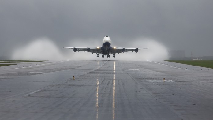 Núdzové pristátie lietadla pre prasknuté okno. Boeing 747 musel vypustiť tony paliva vo vzduchu