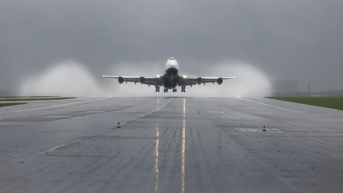 Núdzové pristátie lietadla pre prasknuté okno. Boeing 747 musel vypustiť tony paliva vo vzduchu