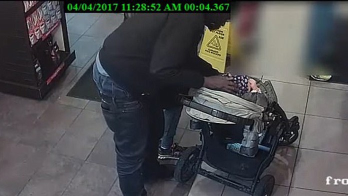 VIDEO: Muž chcel uniesť dieťa z kočíka len pár centimetrov od rodičov