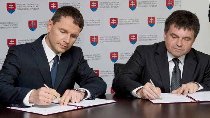Minister Peter Plavčan a Pavel Komorník podpisujú Zmluvu o budúcej zmluve o dostavbe a odkúpení nekomerčnej časti NFŠ.